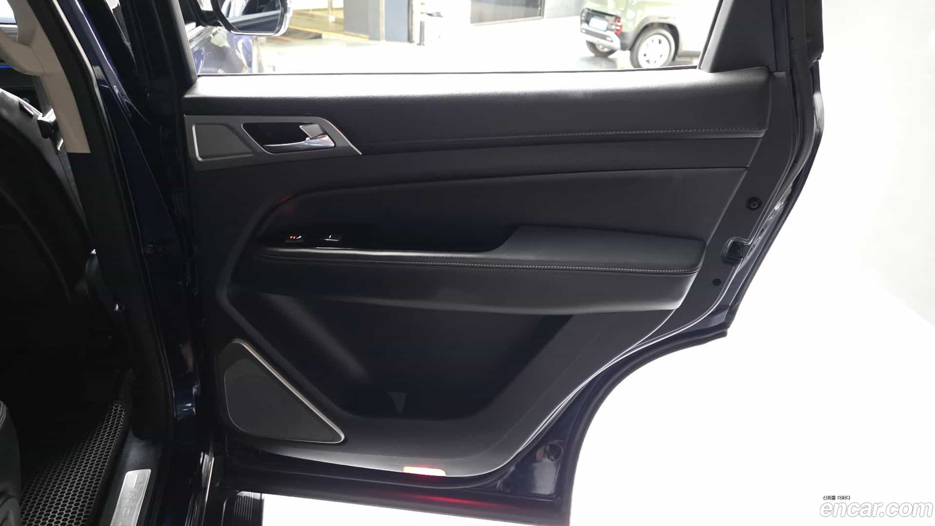 Rexton KG Mobility 2019.0-INNER-035