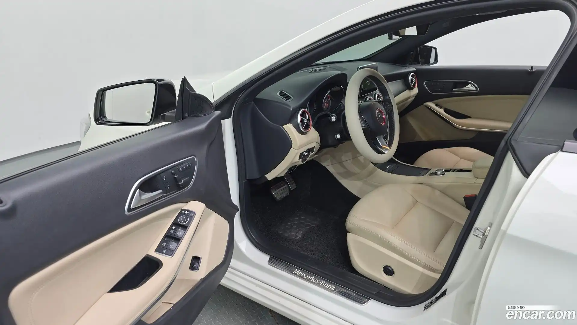 CLA-Class Mercedes-Benz 2015.6-INNER-010