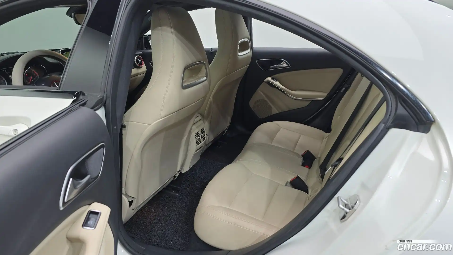 CLA-Class Mercedes-Benz 2015.6-OPTION-023