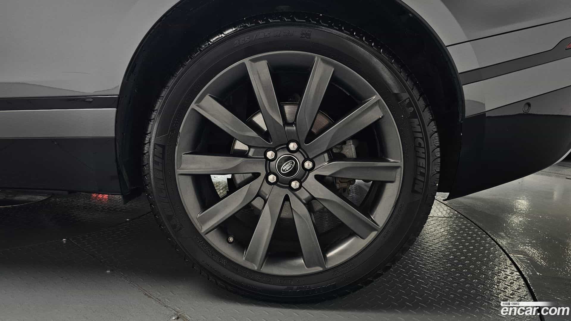 Range Rover Velar Land Rover 2017.10-OUTER-031
