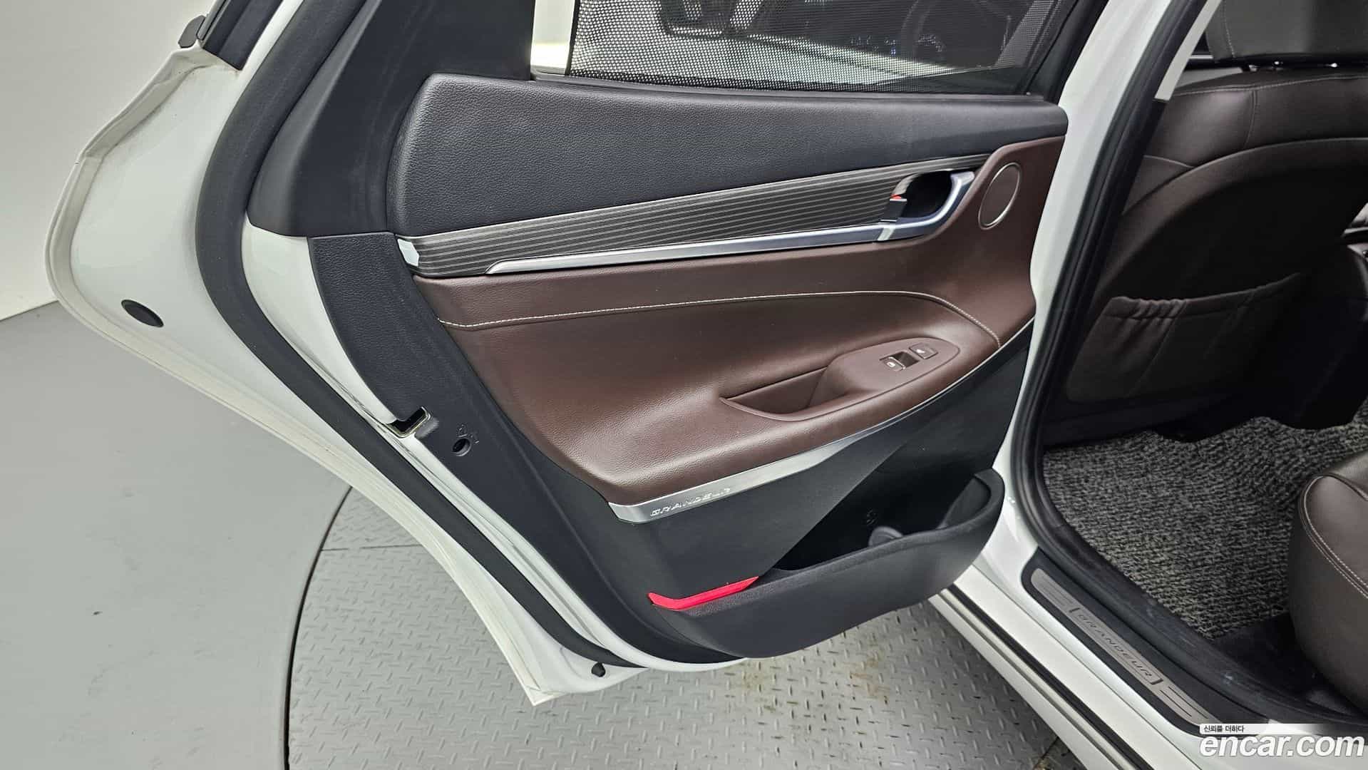 Grandeur Hyundai 2017.0-INNER-035