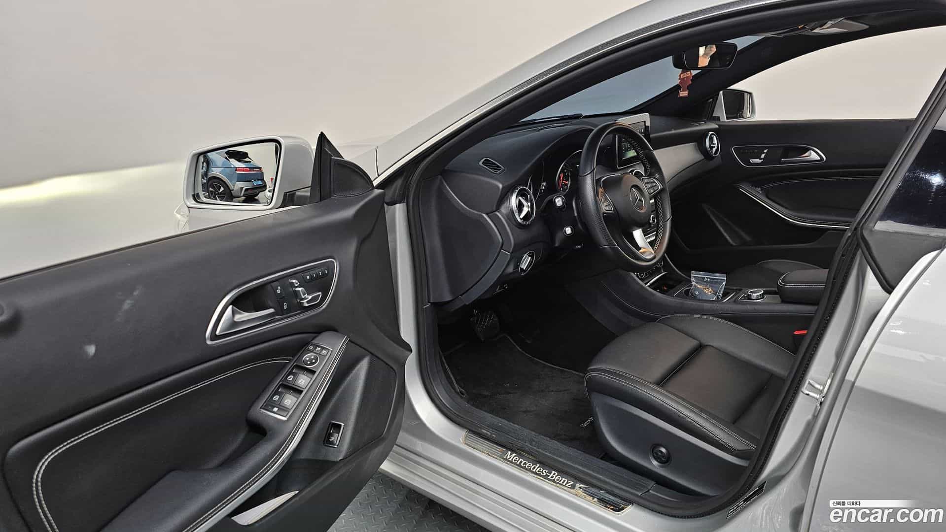 CLA-Class Mercedes-Benz 2017.10-INNER-010