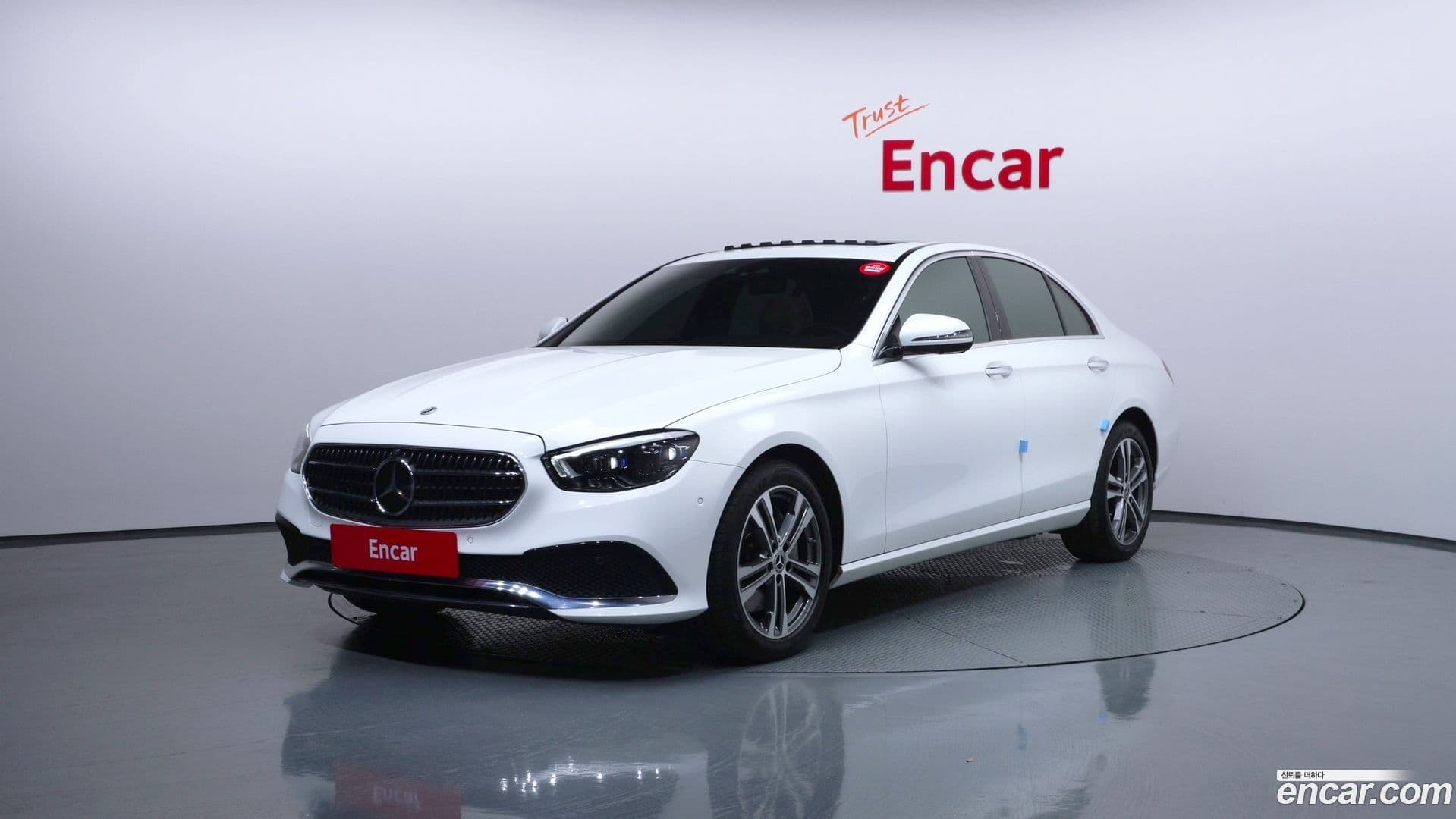 Main__Slider__Photo:E-Class Mercedes-Benz 2022.5-0