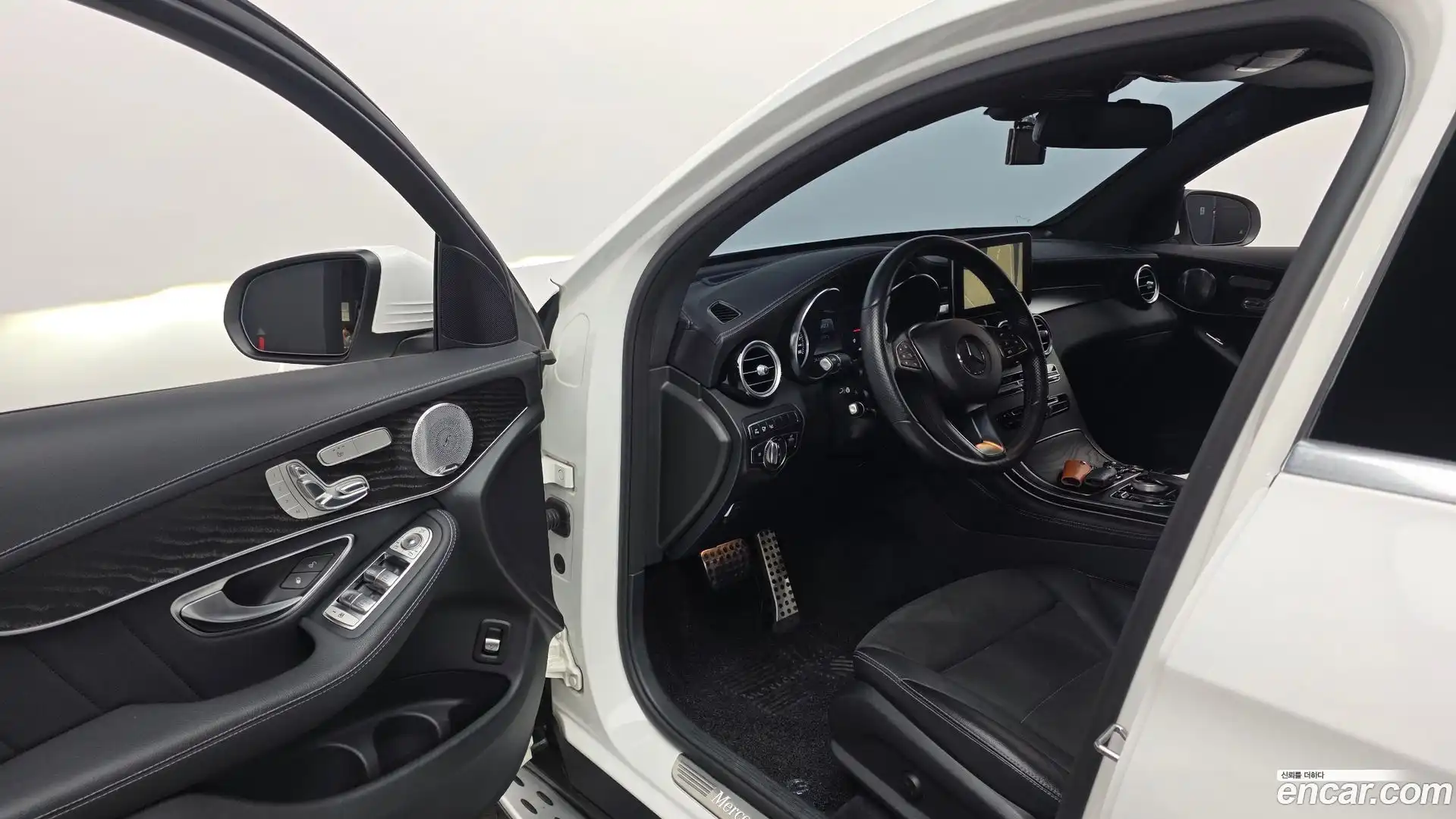 GLC-Class Mercedes-Benz 2017.5-INNER-010