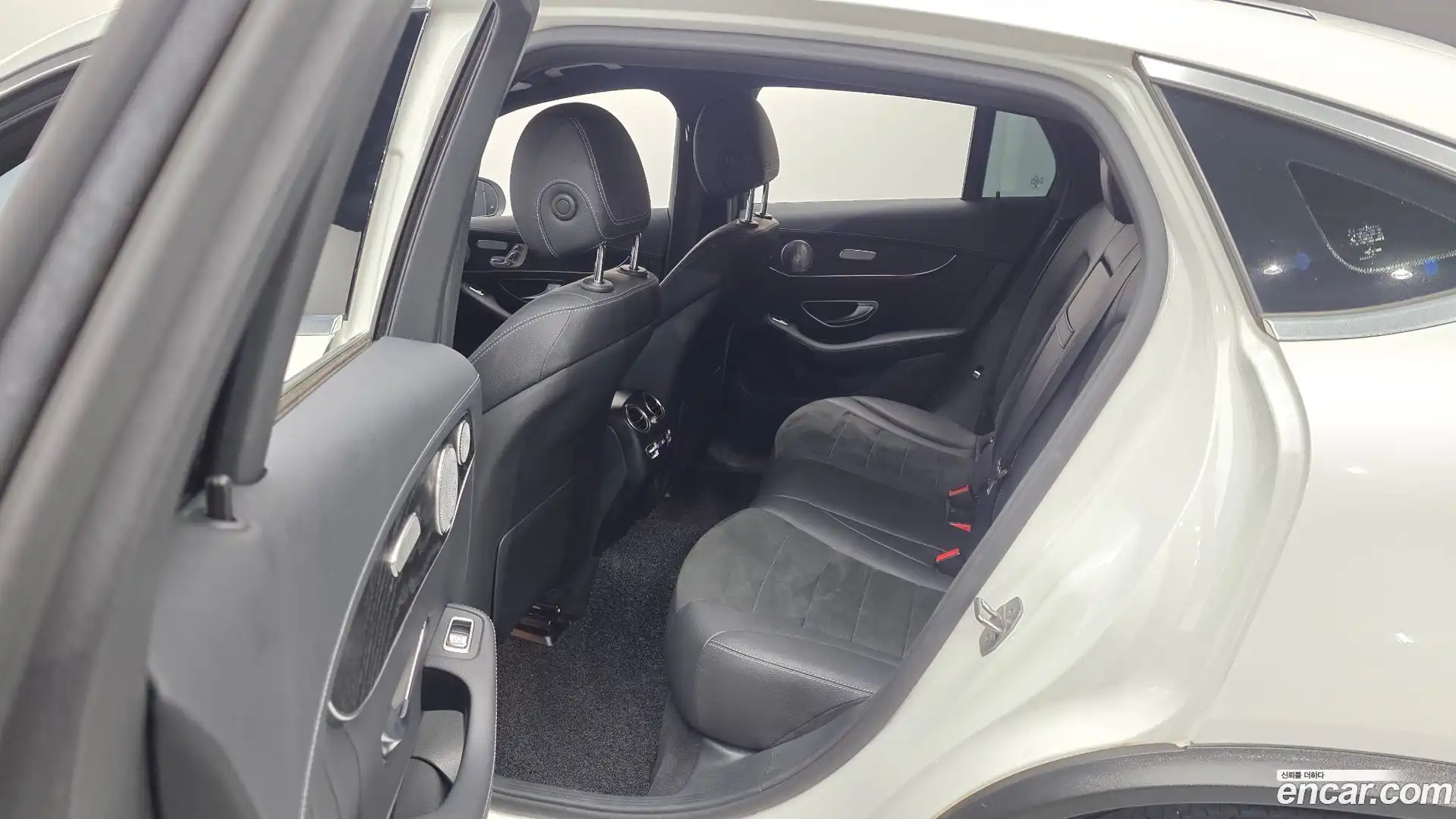 GLC-Class Mercedes-Benz 2017.5-OPTION-015