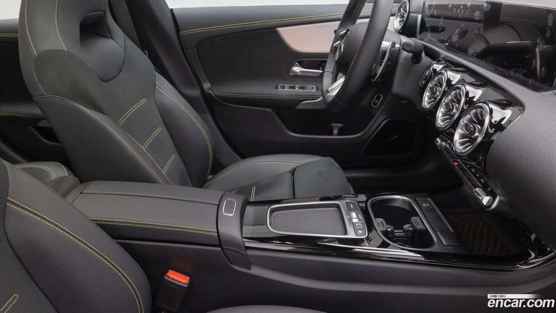 CLA-Class Mercedes-Benz 2025.8-INNER-009