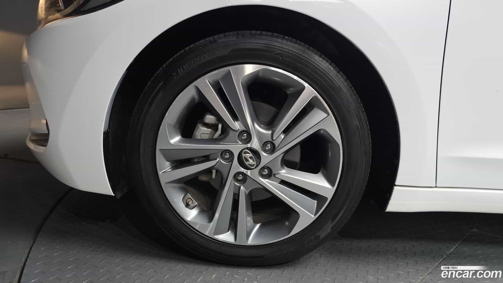 AVANTE Hyundai 2017.4-OUTER-005