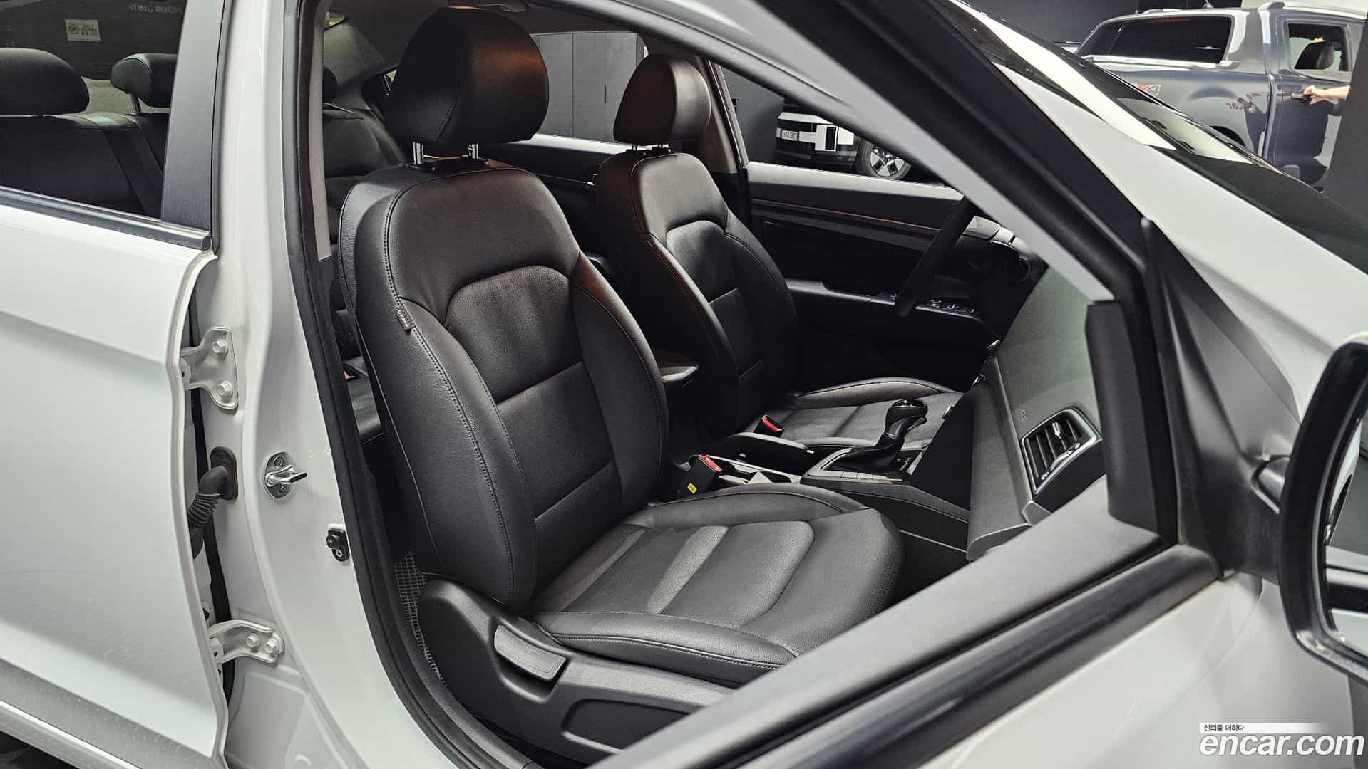 AVANTE Hyundai 2017.4-INNER-010