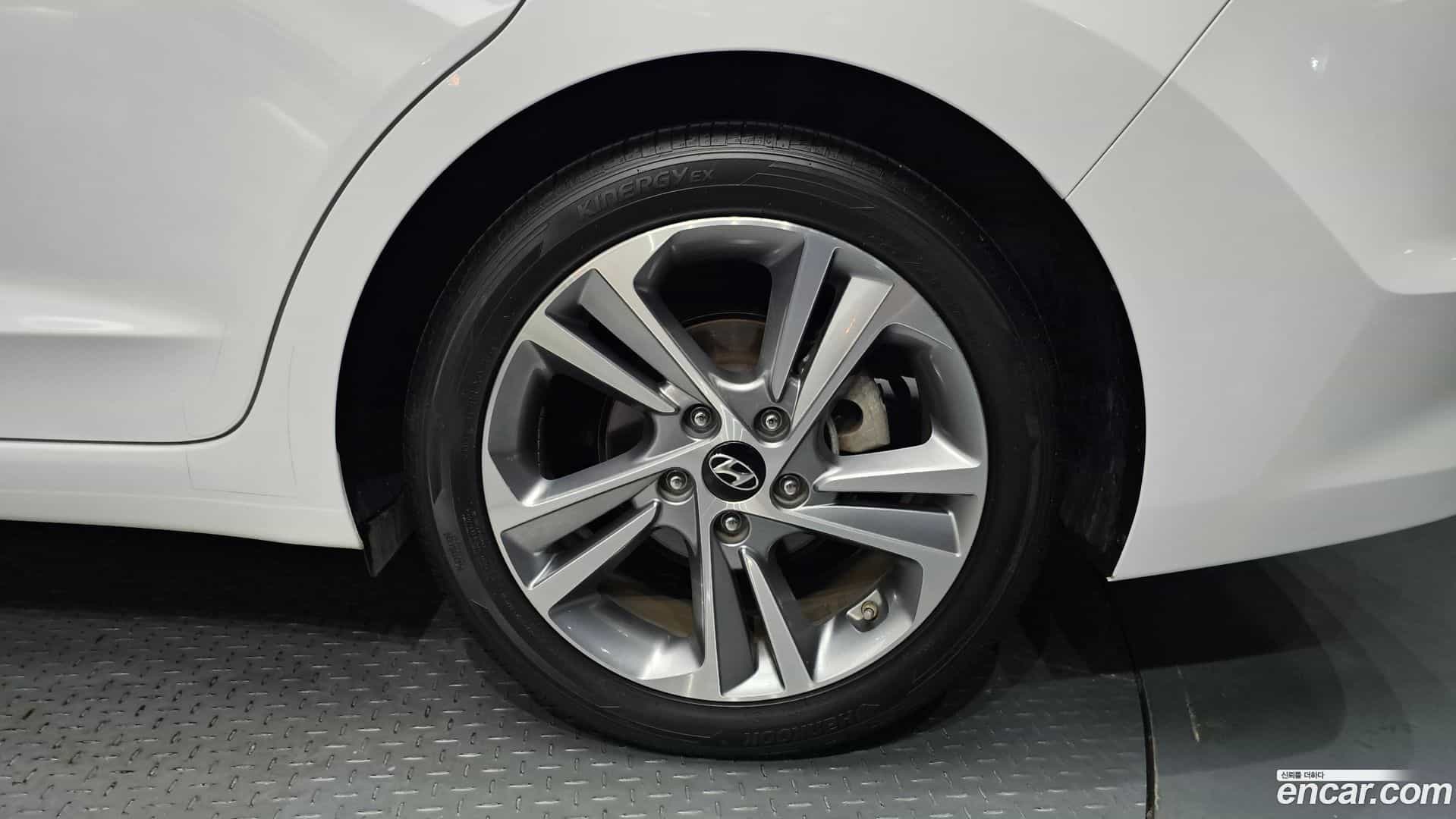 AVANTE Hyundai 2017.4-OUTER-031
