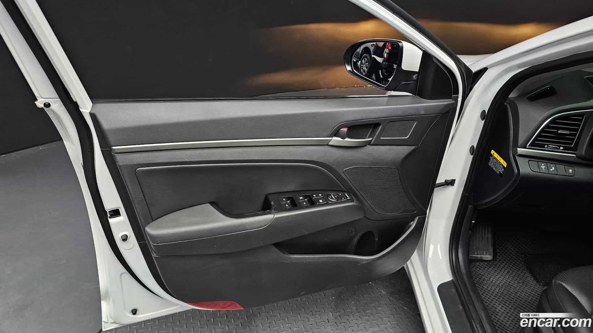 AVANTE Hyundai 2017.4-INNER-034