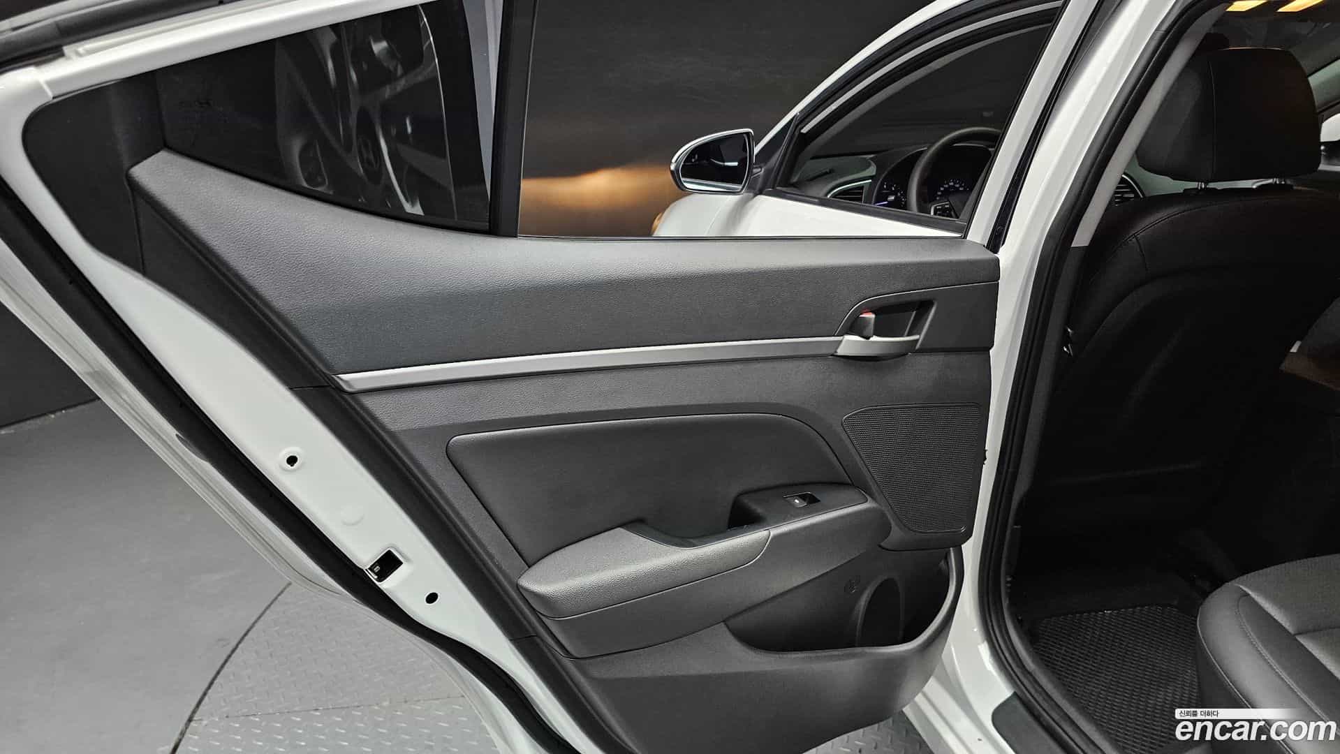 AVANTE Hyundai 2017.4-INNER-035
