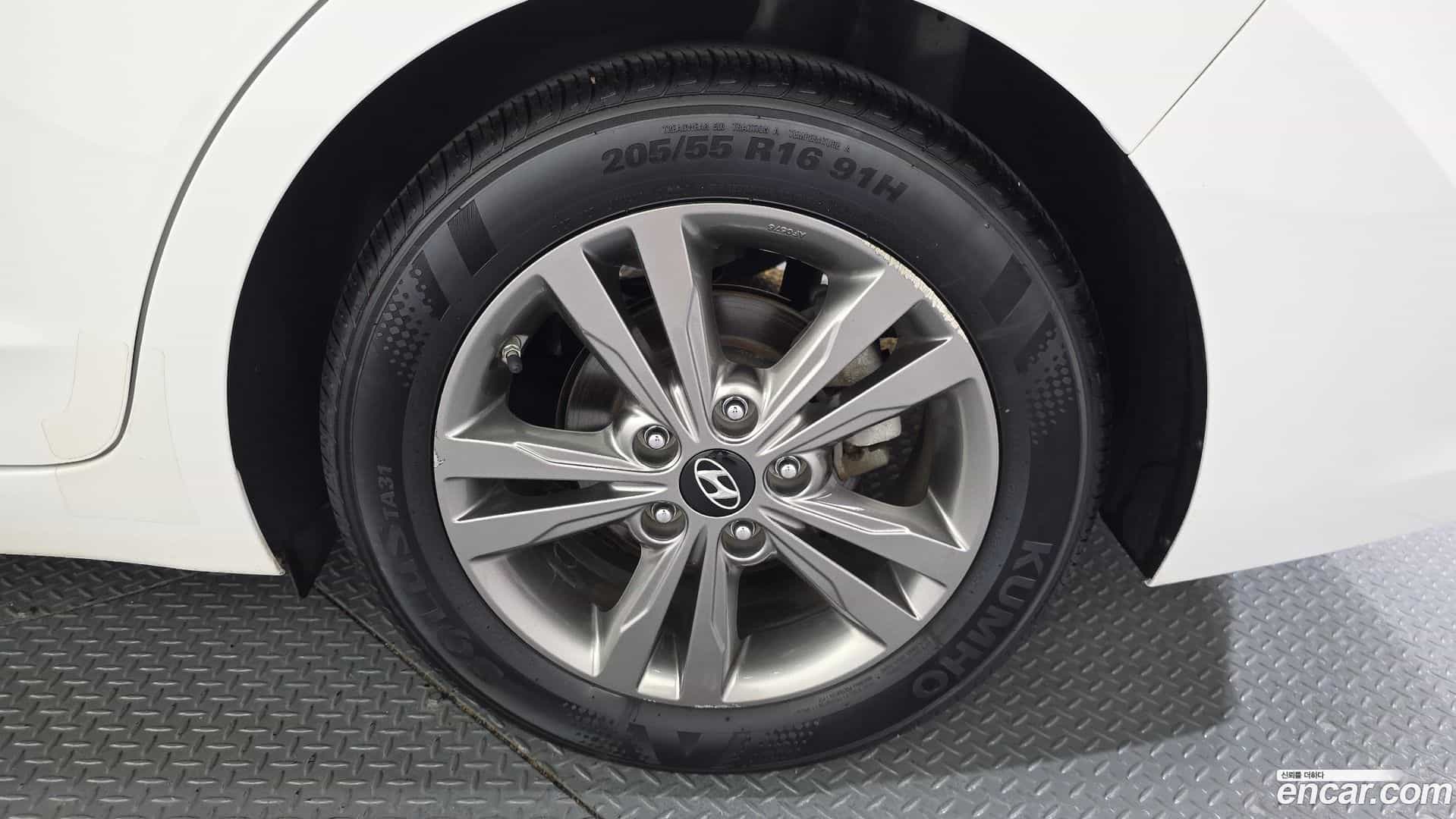 AVANTE Hyundai 2016.1-OUTER-031