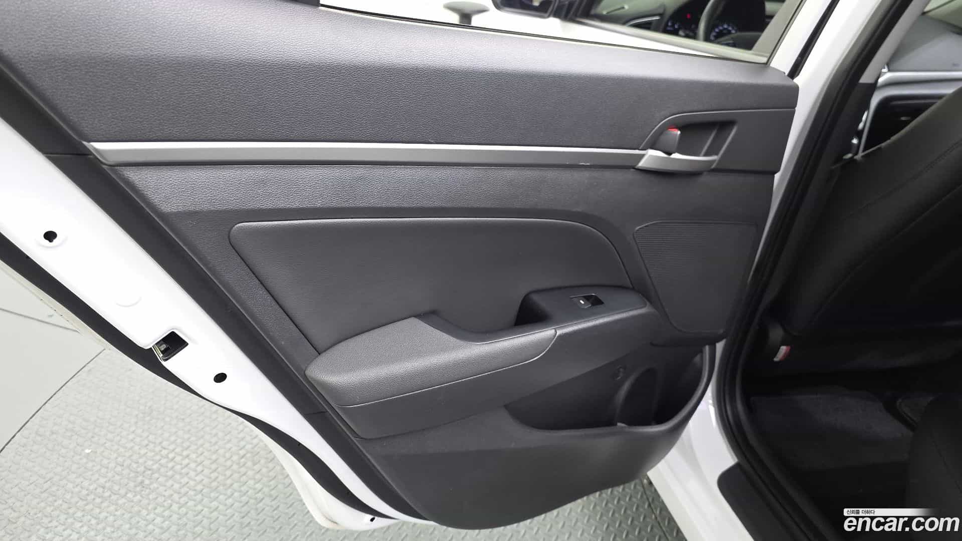 AVANTE Hyundai 2016.1-INNER-035