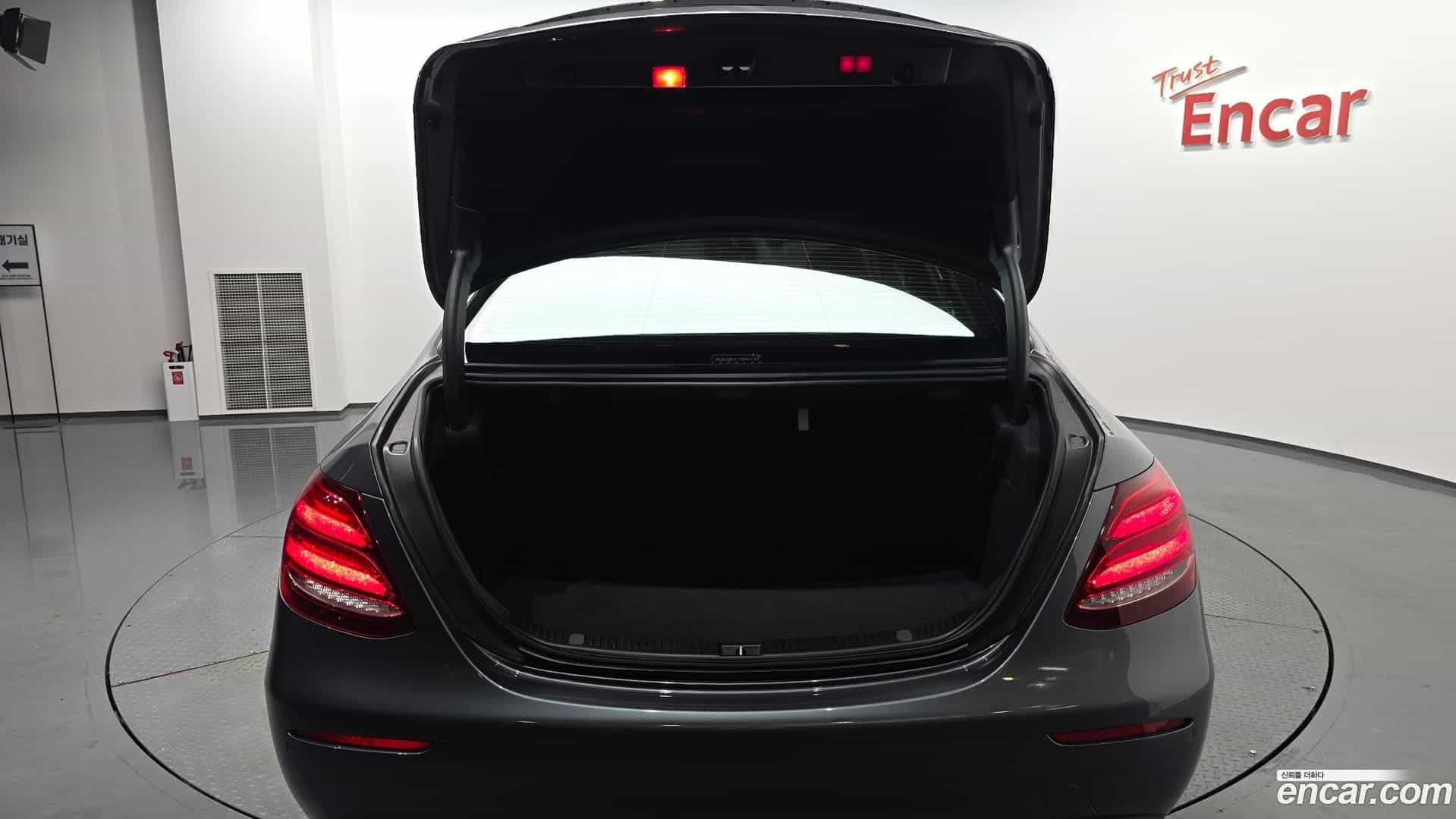 E-Class Mercedes-Benz 2019.3-OPTION-024