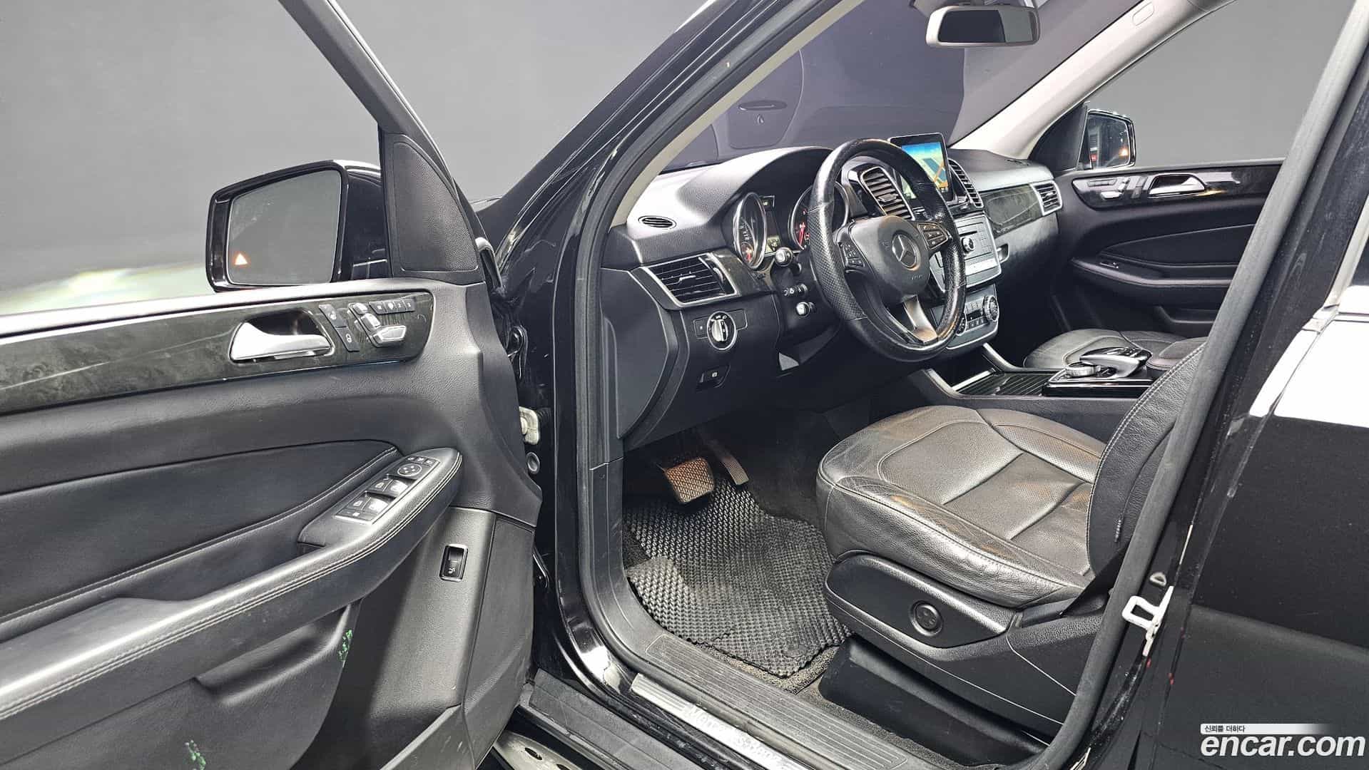 GLE-Class Mercedes-Benz 2016.11-INNER-010