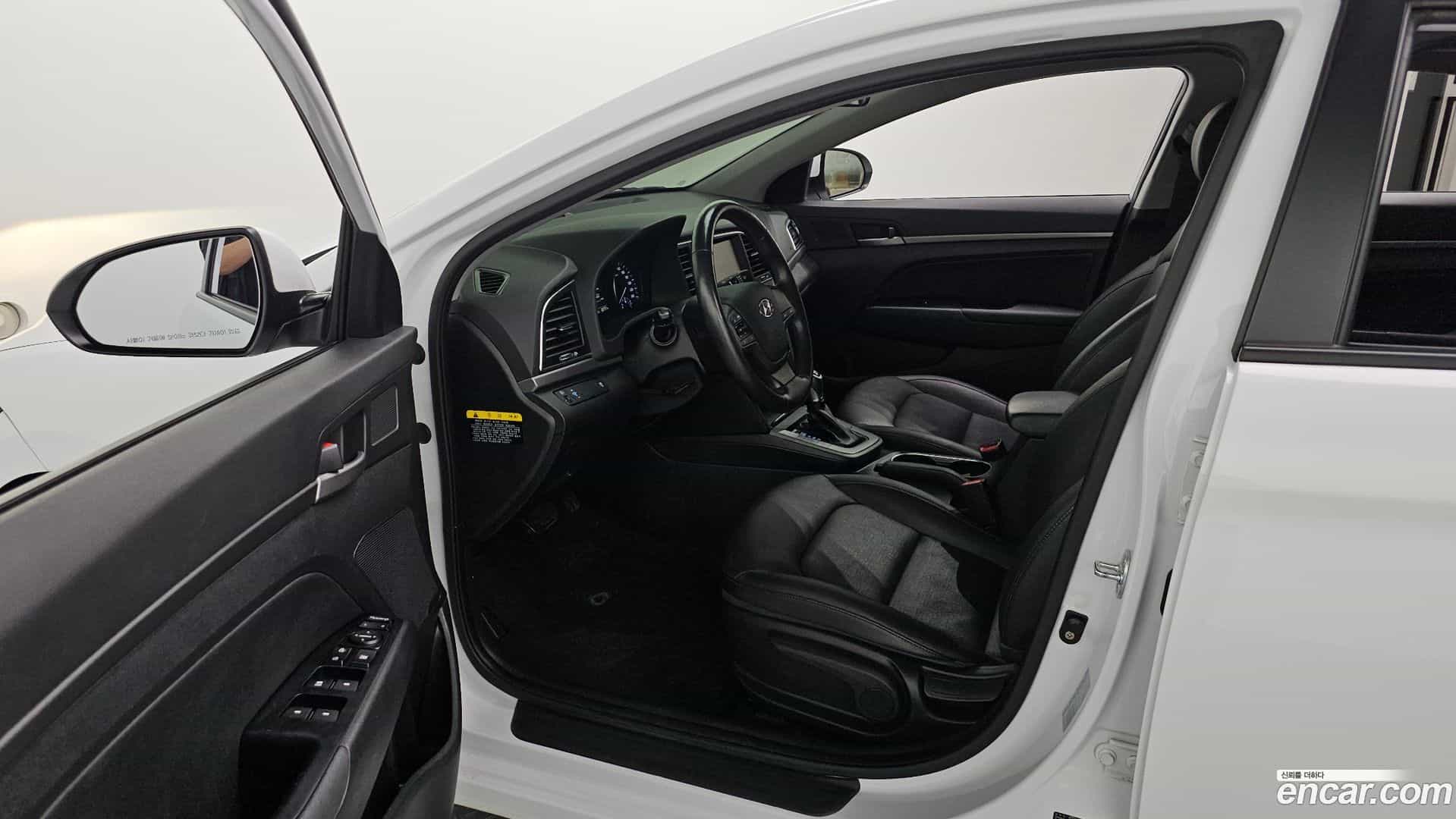 AVANTE Hyundai 2018.0-INNER-010