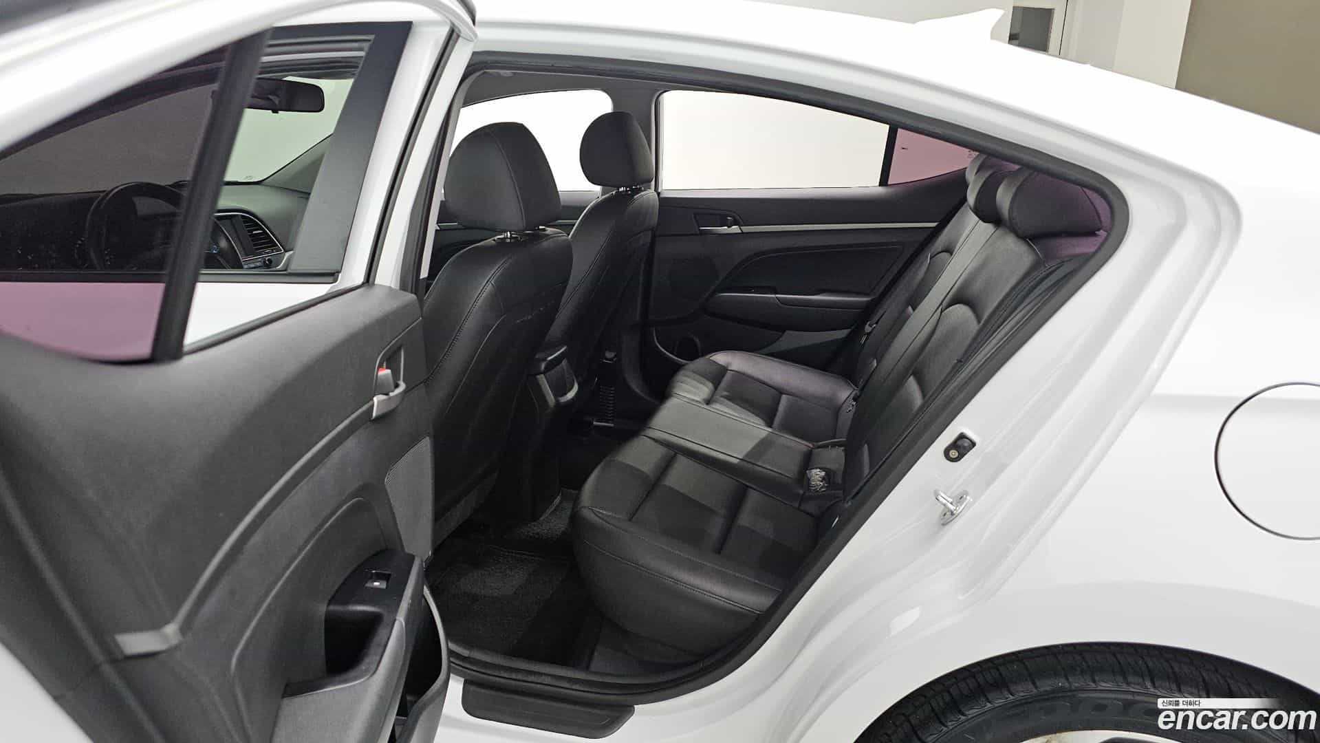 AVANTE Hyundai 2018.0-OPTION-023