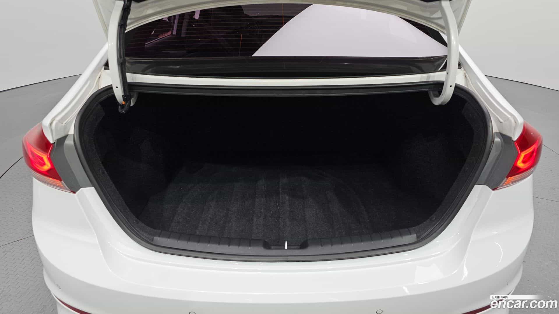 AVANTE Hyundai 2018.0-OPTION-024