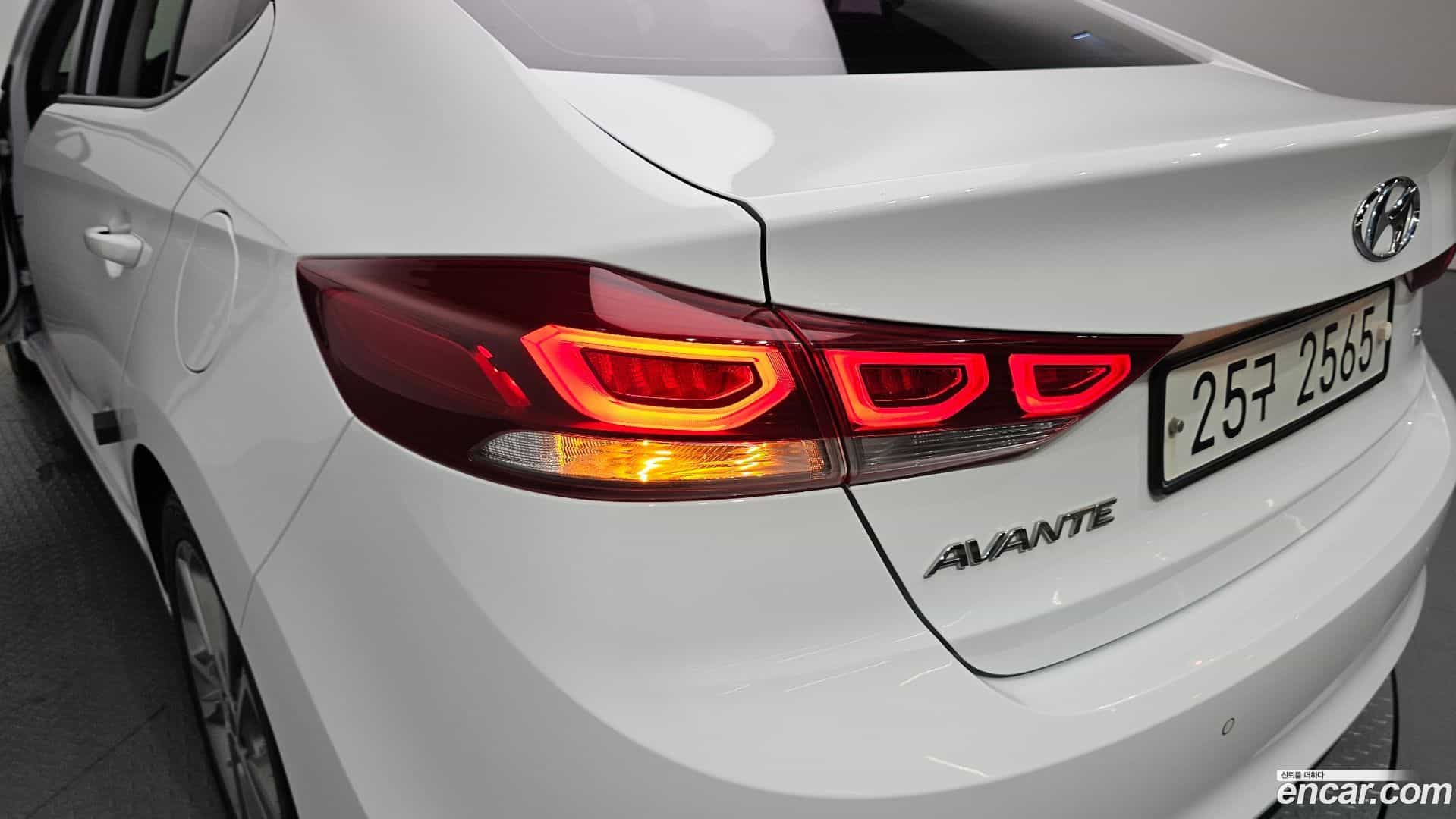 AVANTE Hyundai 2018.0-OUTER-033