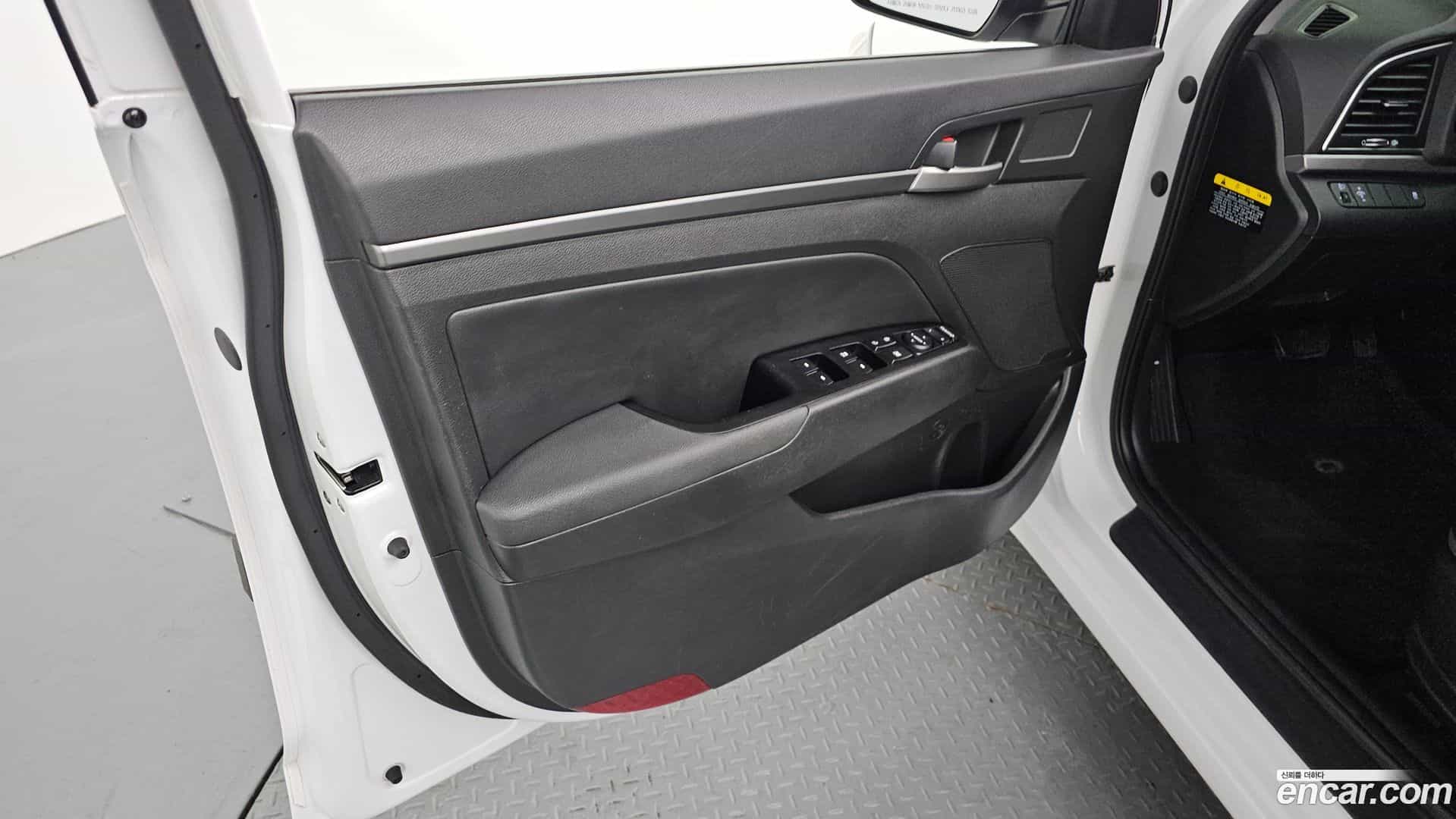 AVANTE Hyundai 2018.0-INNER-034