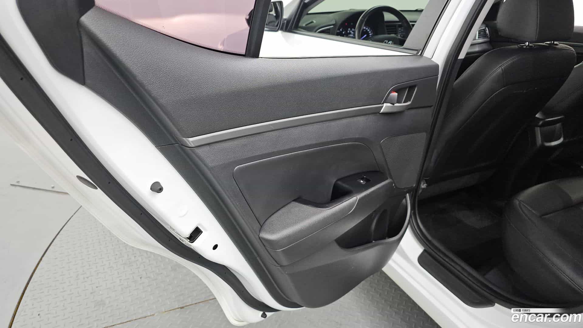 AVANTE Hyundai 2018.0-INNER-035