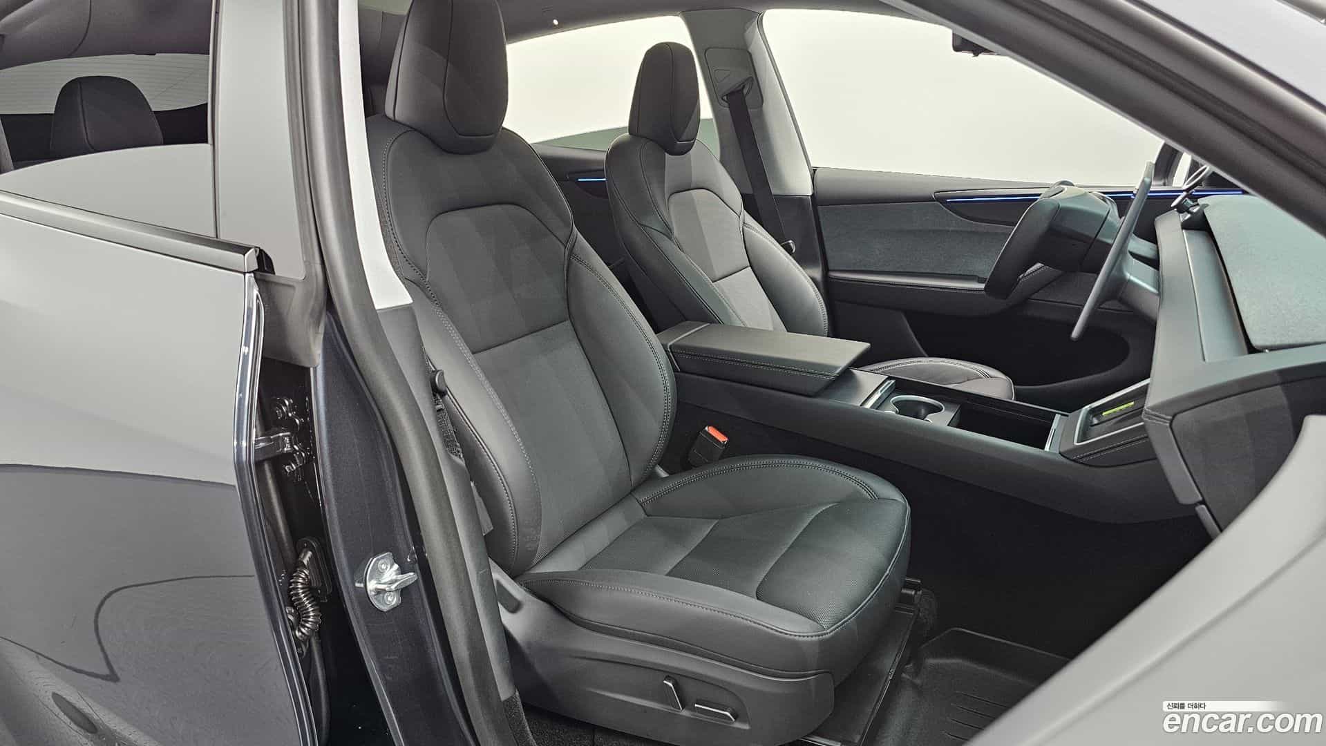 Model Y Tesla 2025.8-INNER-036