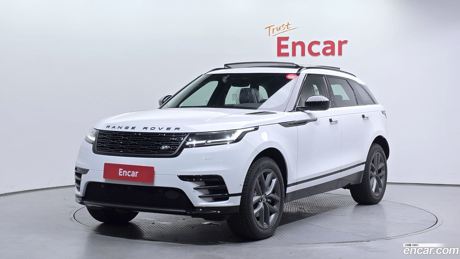 Main__Slider__Photo:Range Rover Velar Land Rover 2026.2-0