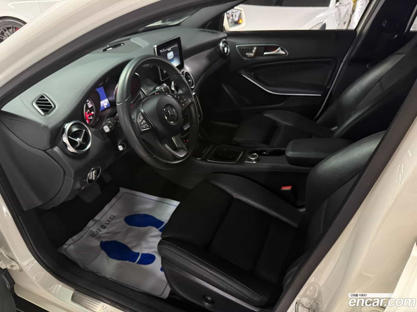 GLA-Class Mercedes-Benz 2017.9-INNER-009