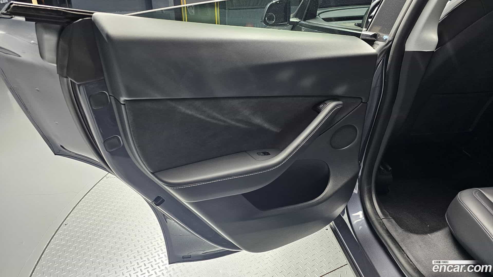 Model Y Tesla 2021.4-INNER-035