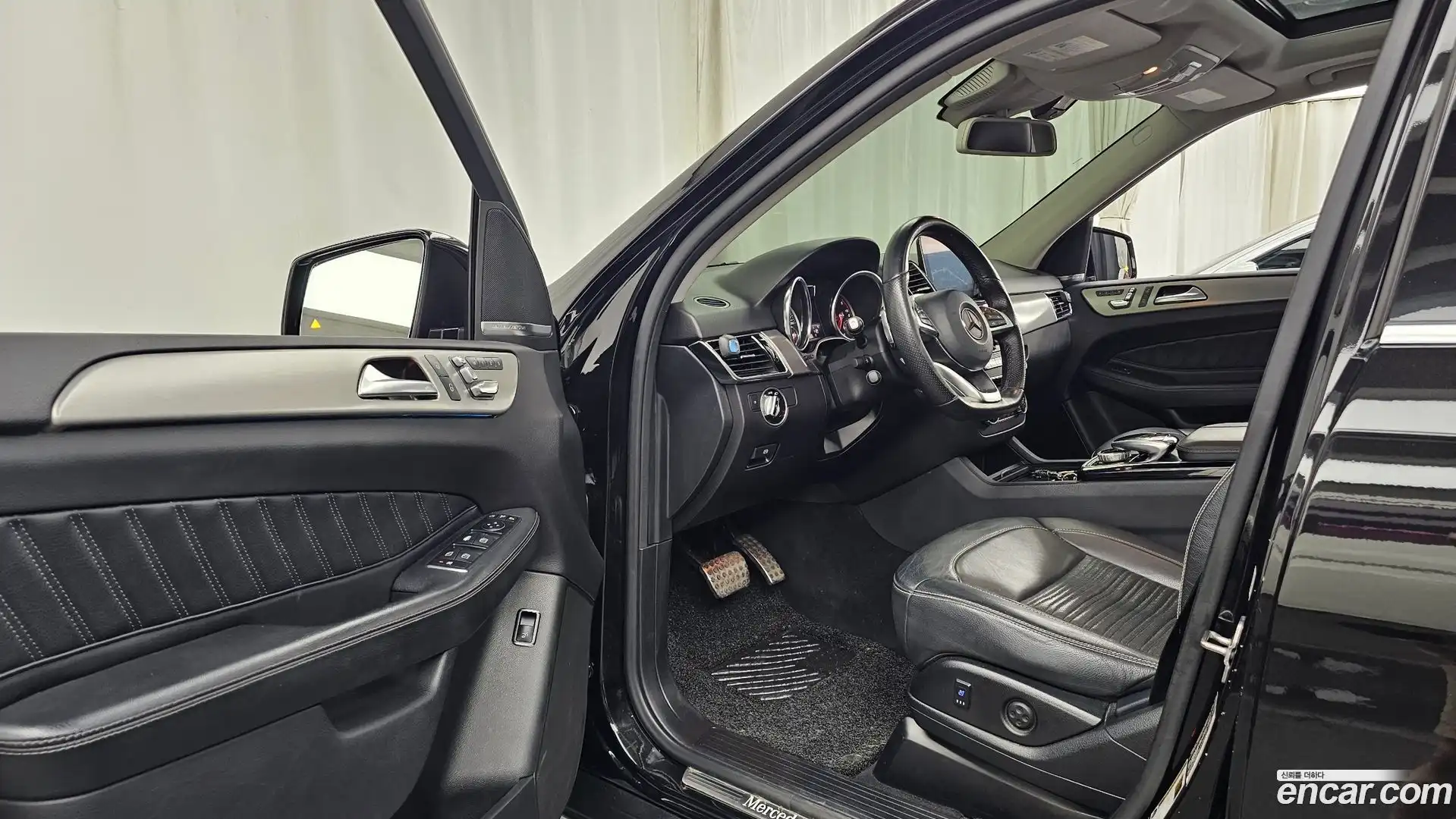 GLE-Class Mercedes-Benz 2018.8-INNER-010