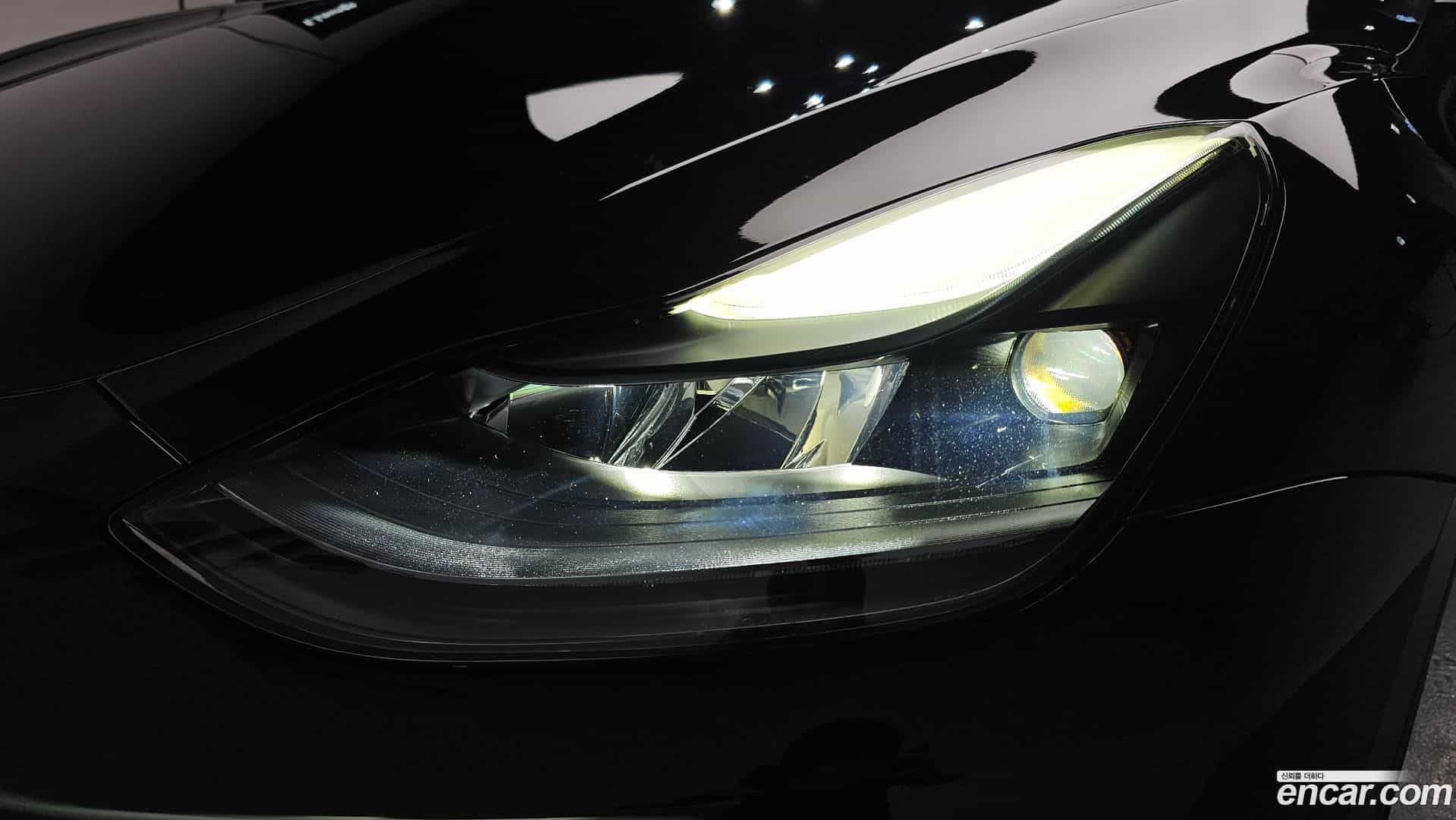 Model Y Tesla 2025.1-OUTER-032