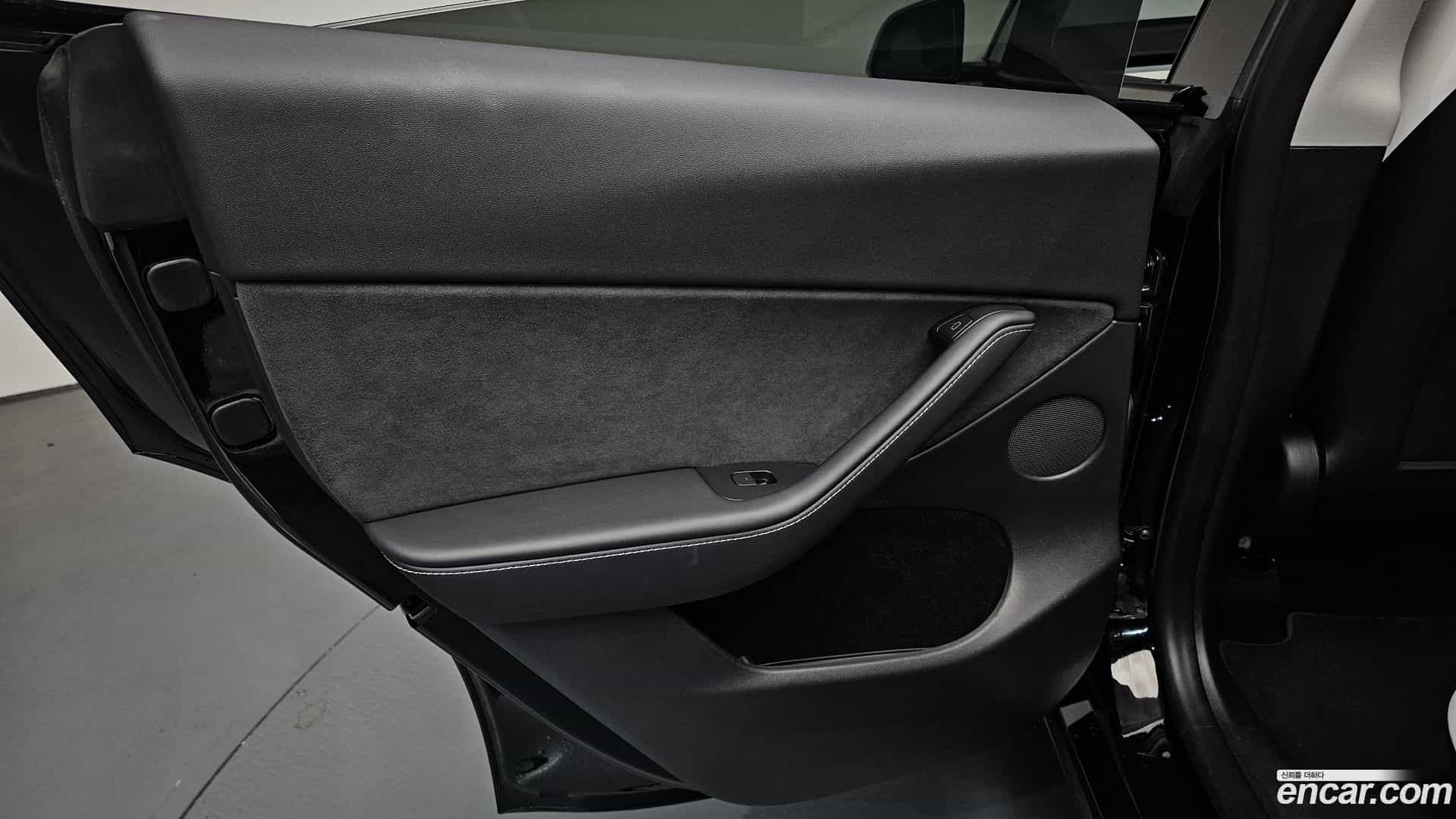 Model Y Tesla 2025.1-INNER-035