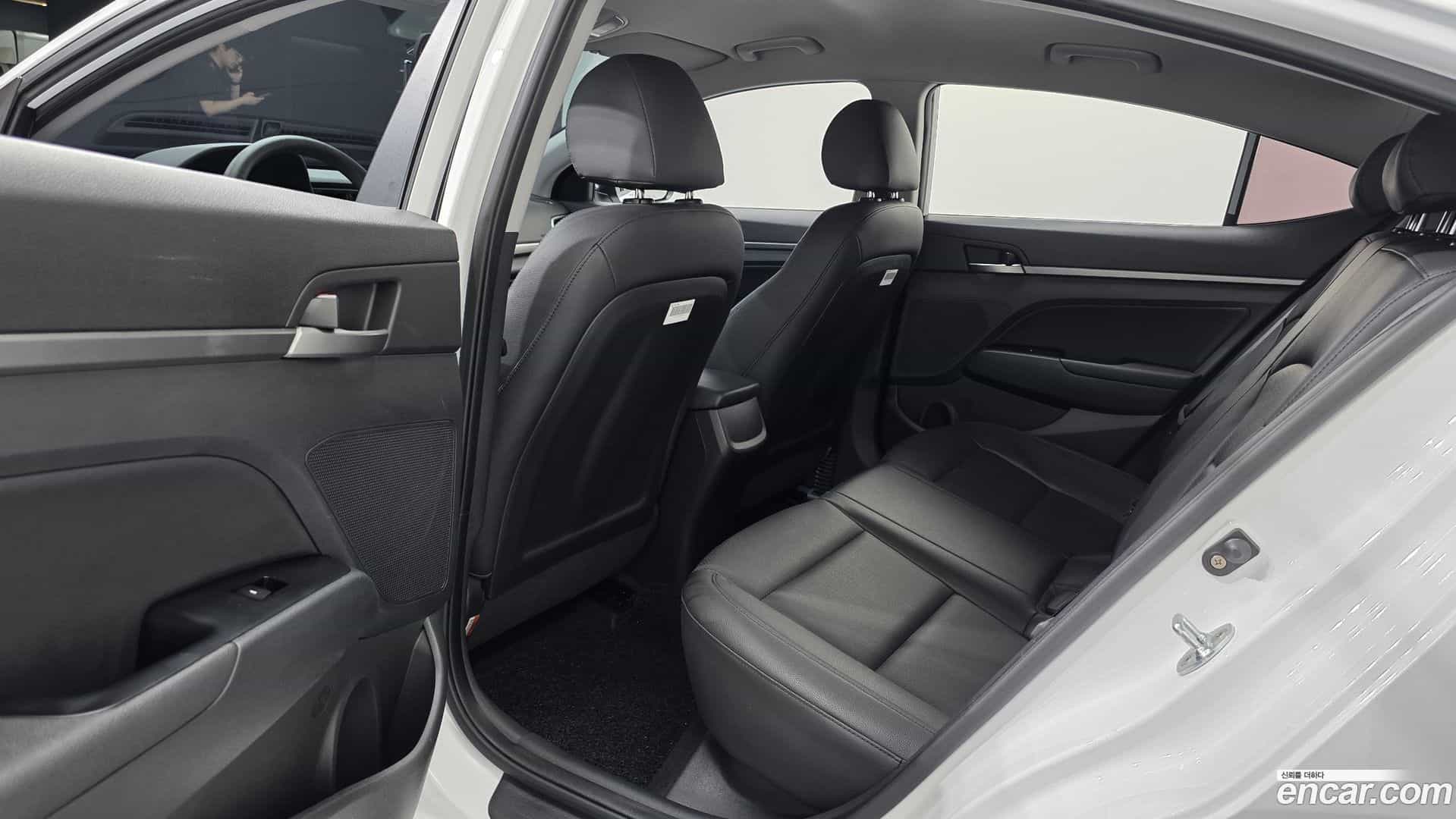AVANTE Hyundai 2018.7-OPTION-016