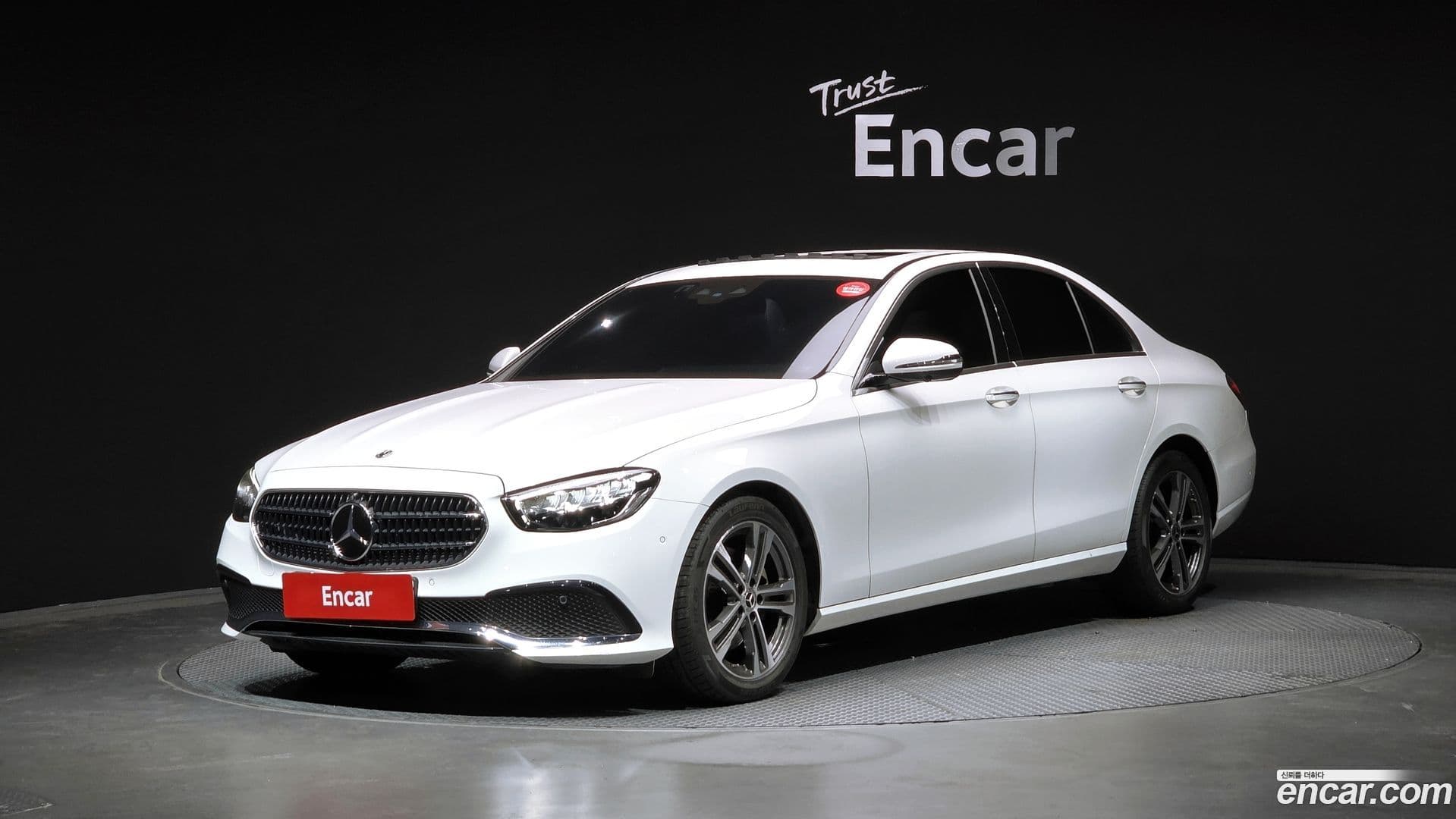 Main__Slider__Photo:E-Class Mercedes-Benz 2023.7-0