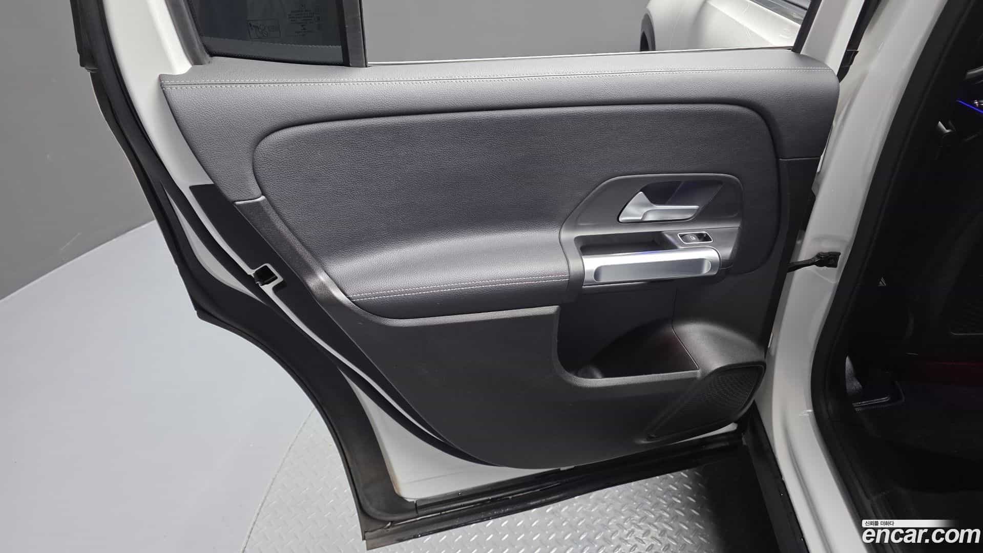 GLB-Class Mercedes-Benz 2020.9-INNER-035