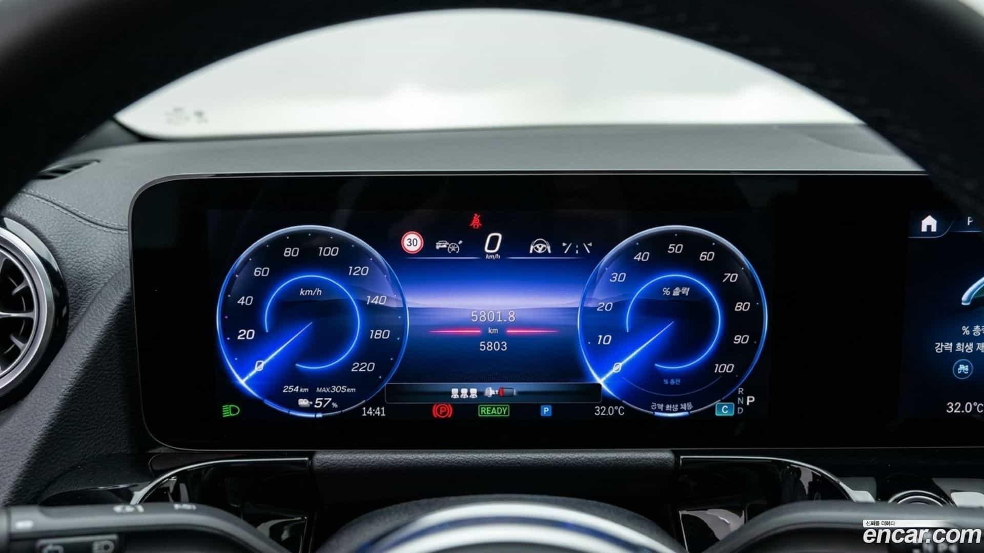 EQA Mercedes-Benz 2025.7-INNER-008