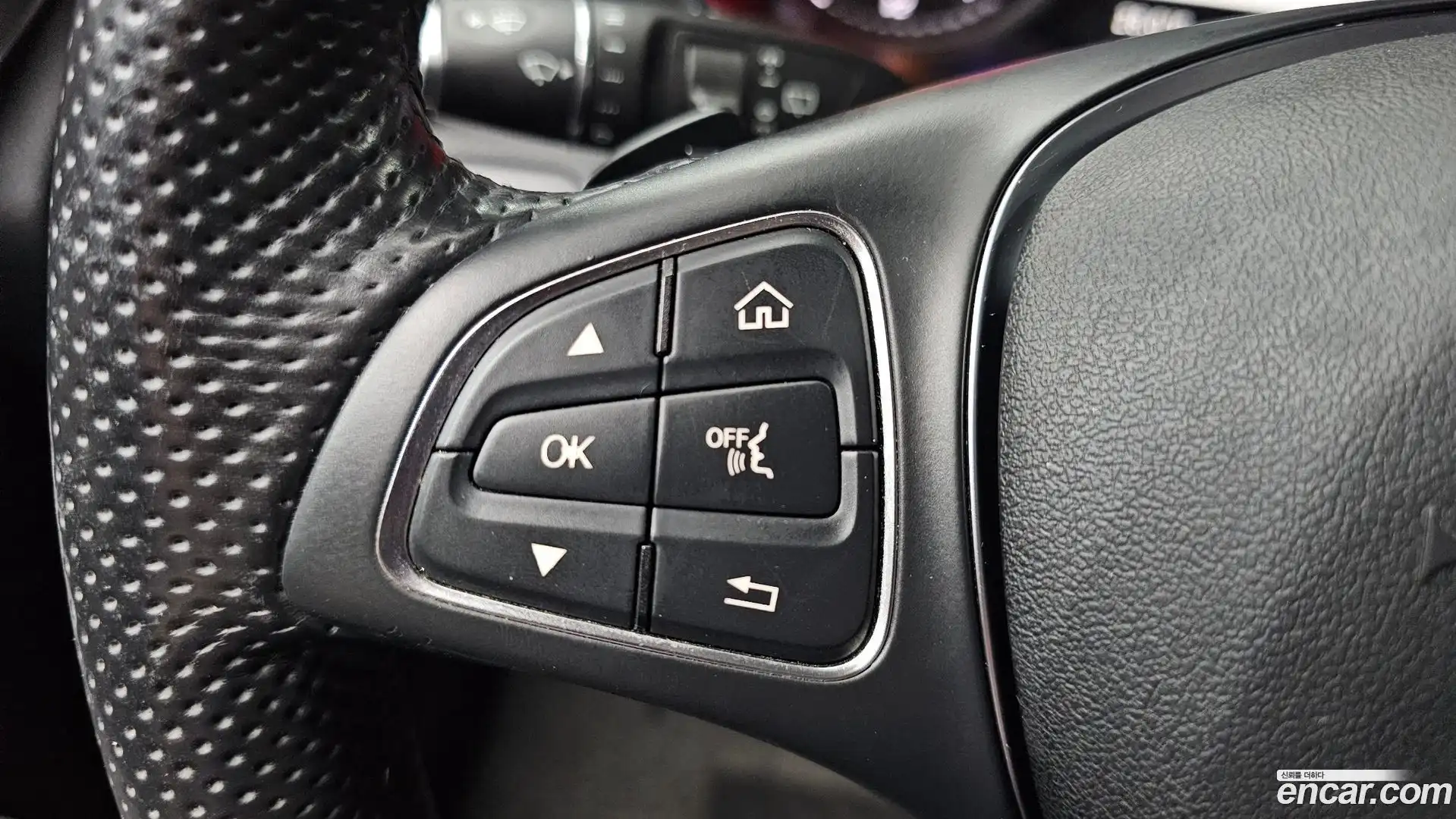 GLC-Class Mercedes-Benz 2016.9-OPTION-022