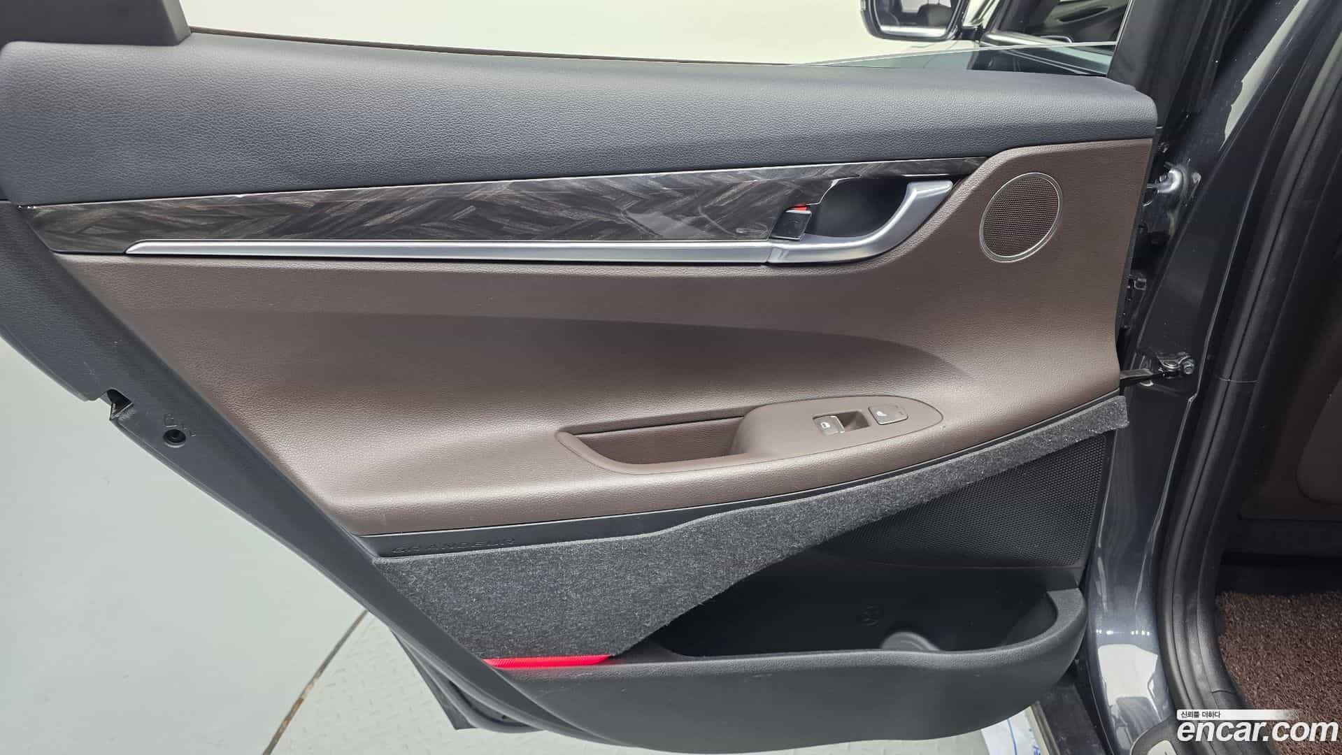 Grandeur Hyundai 2018.11-INNER-035