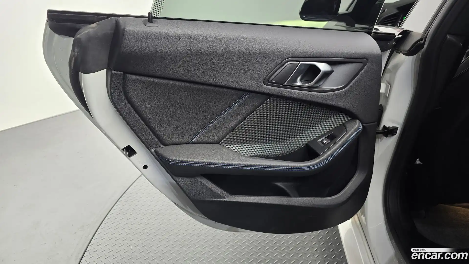 2-Series BMW 2023.3-INNER-035