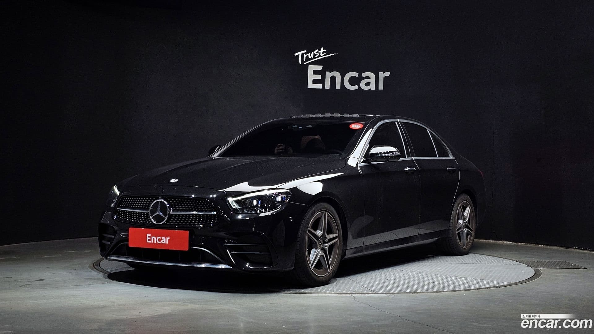 Main__Slider__Photo:E-Class Mercedes-Benz 2023.8-0