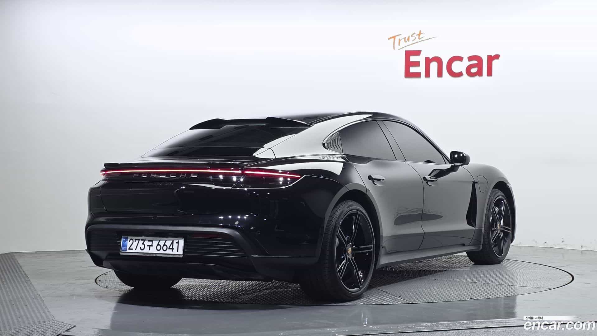 Taycan Porsche 2021.10-OUTER-002