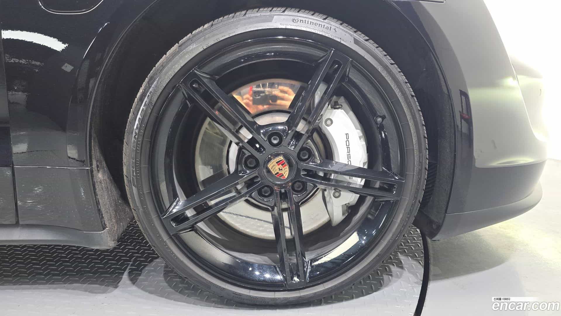 Taycan Porsche 2021.10-OUTER-031