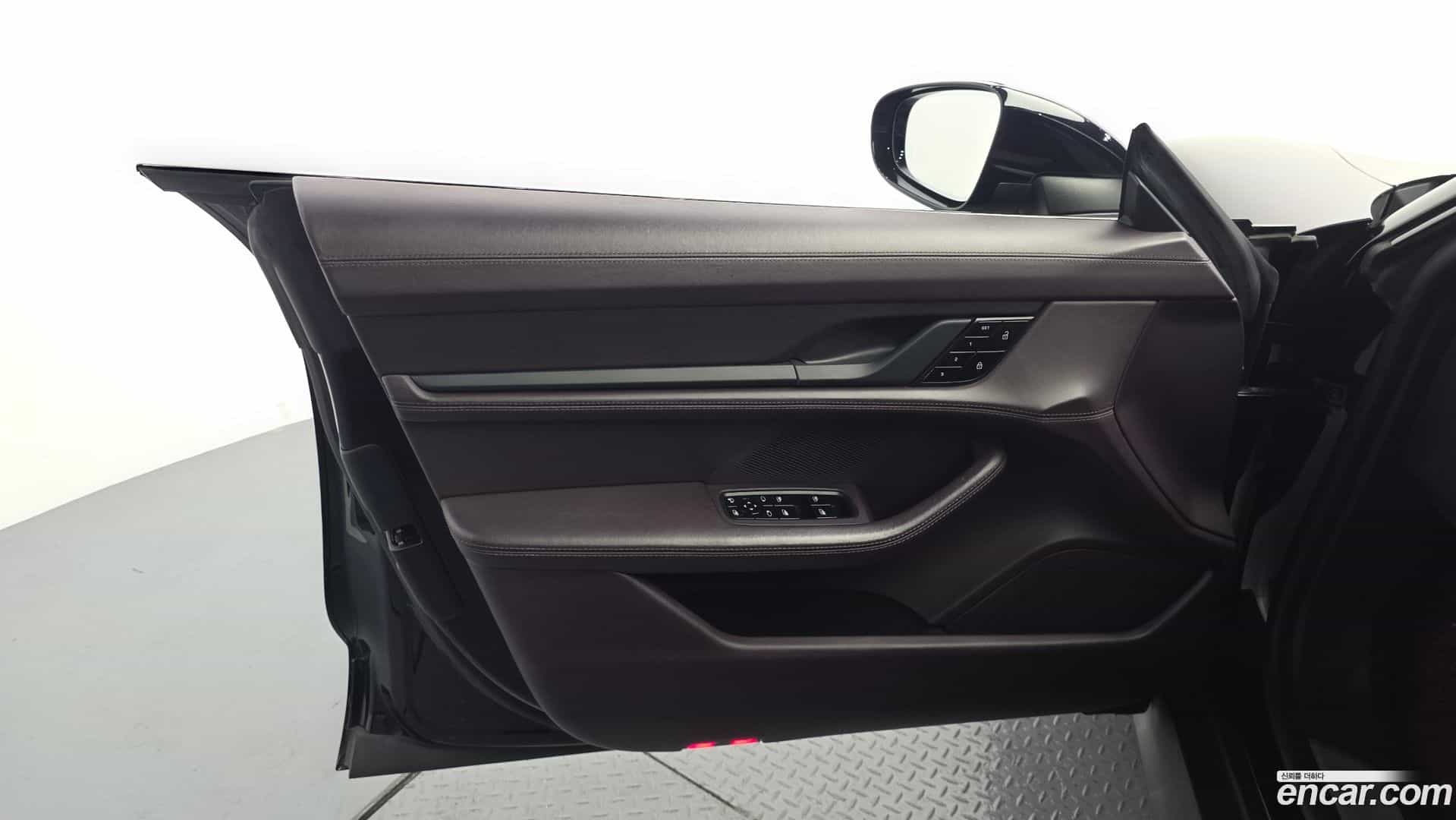 Taycan Porsche 2021.10-INNER-034