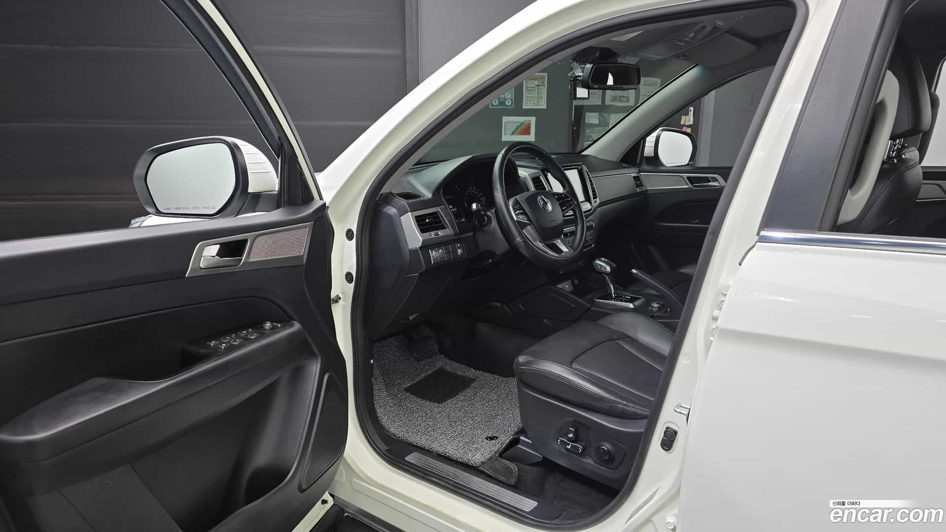 Rexton KG Mobility 2019.0-INNER-010