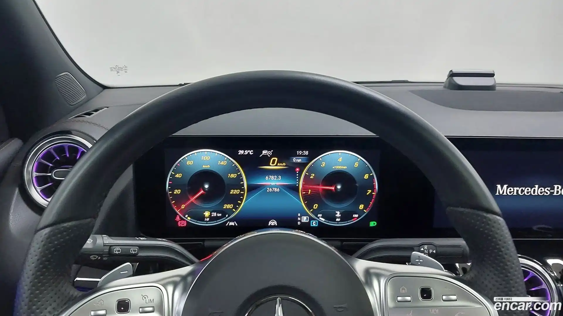 GLA-Class Mercedes-Benz 2023.4-INNER-008