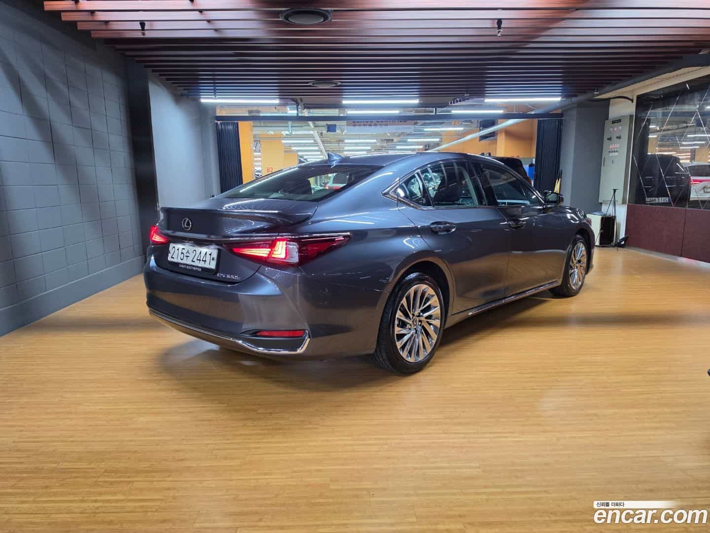 ES Lexus 2025.8-OUTER-002