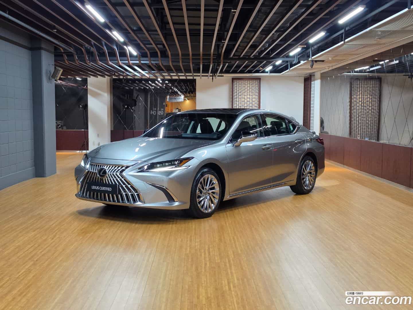 ES Lexus 2025.7-OUTER-001