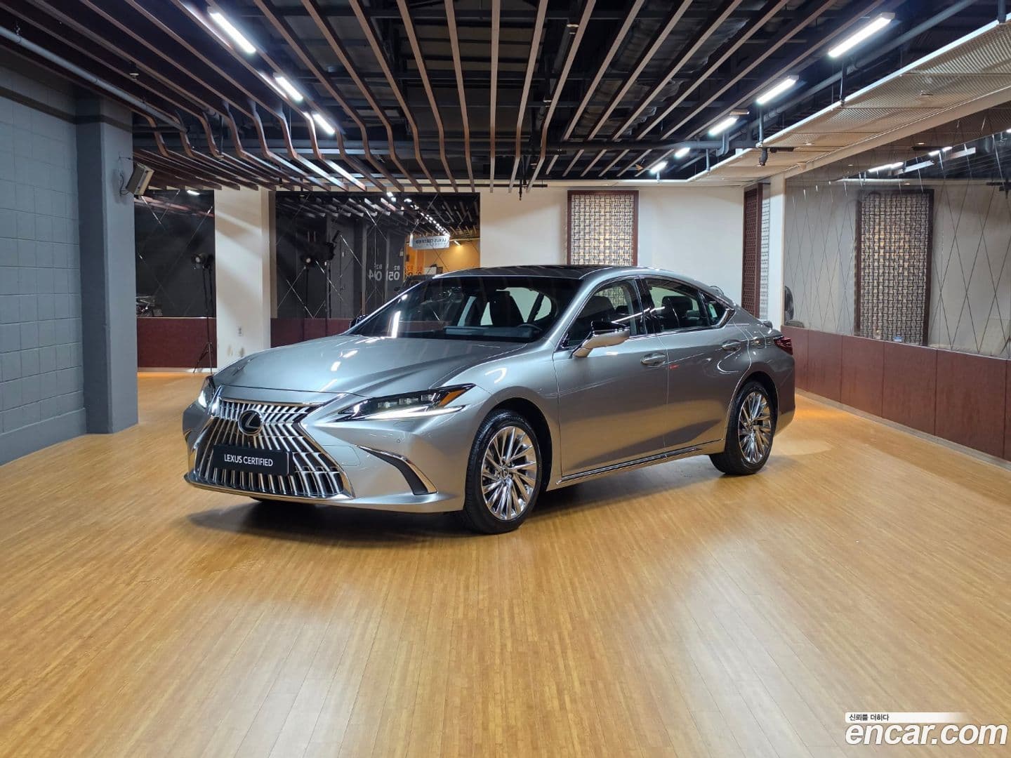 Main__Slider__Photo:ES Lexus 2025.7-0