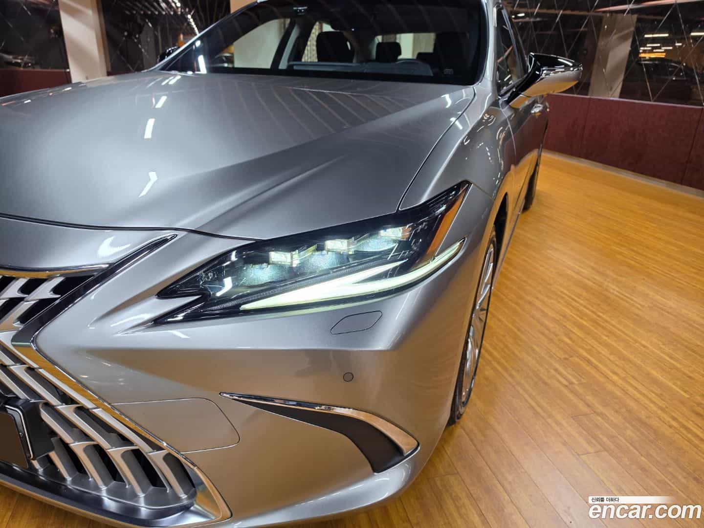 ES Lexus 2025.7-OUTER-002