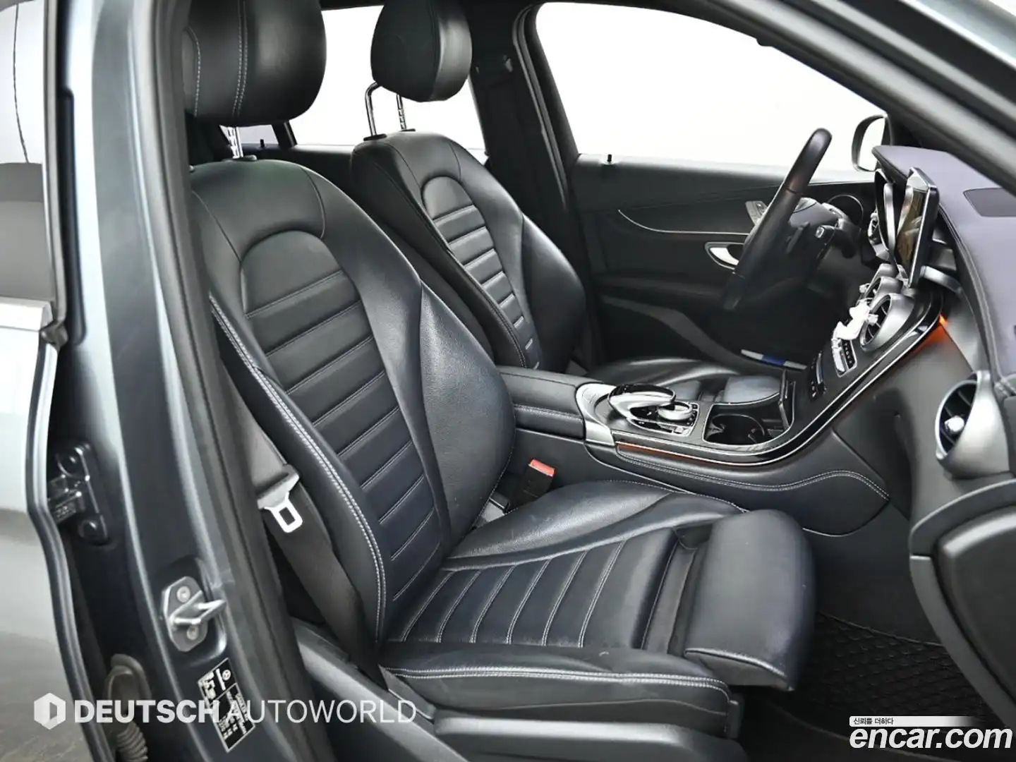 GLC-Class Mercedes-Benz 2017.0-INNER-009